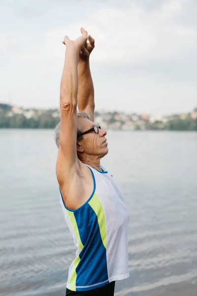 Homem Sênior Está Envolvido Esportes Dique Lago Foto Alta Qualidade — Fotografia de Stock
