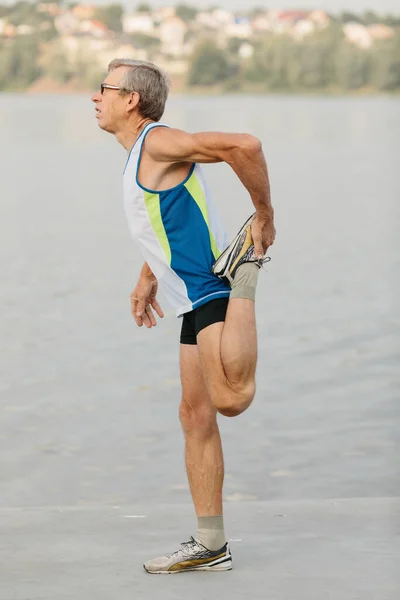 Homem Sênior Está Envolvido Esportes Dique Lago Foto Alta Qualidade — Fotografia de Stock