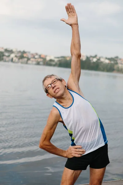 Homem Sênior Está Envolvido Esportes Dique Lago Foto Alta Qualidade — Fotografia de Stock