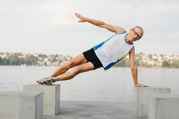 Homem Sênior Está Envolvido Esportes Dique Lago Foto Alta Qualidade — Fotografia de Stock