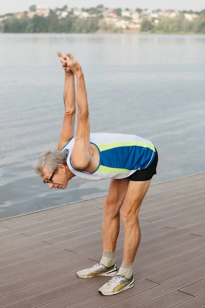 Homem Sênior Está Envolvido Esportes Dique Lago Foto Alta Qualidade — Fotografia de Stock