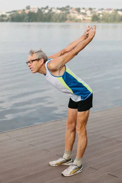 Homem Sênior Está Envolvido Esportes Dique Lago Foto Alta Qualidade — Fotografia de Stock