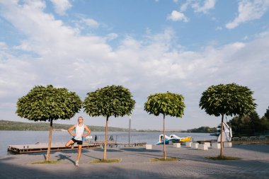 Yaşlı adam temiz havada koşmakla meşgul.
