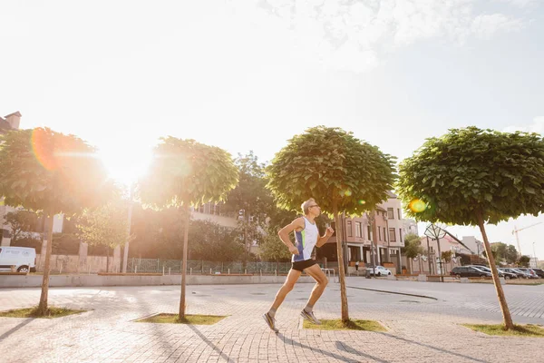 Äldre man är engagerad i att springa i den friska luften — Stockfoto