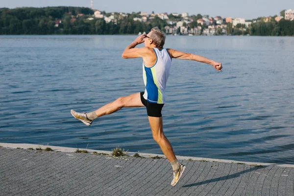 Äldre man är engagerad i att springa i den friska luften — Stockfoto