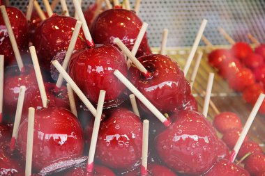 elma karamel içinde