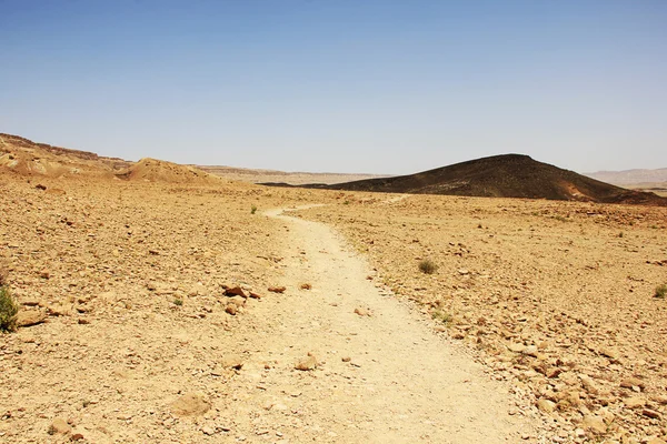 O caminho no deserto de Negev e na cratera Ramon . — Fotografia de Stock