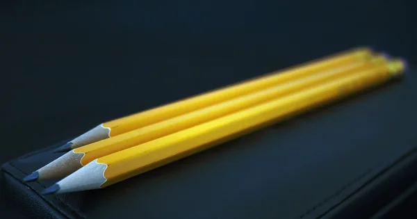 pencile, penciles, kırmızı pencile, siyah pencile