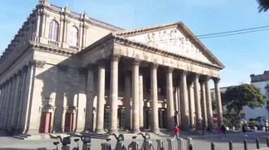 Toma de piso de fachada de teatro degollado en guadalajara