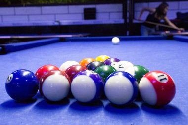 mavi billar tabloda renkli toplar