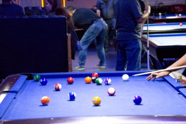Pelotas de billar en mesa hombre jugando 