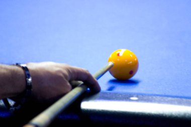 Acomodo de bolas de billar en mesa