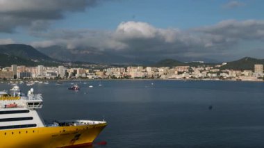 Korsika Feribotları Sardunya Feribotları ve La Meridionale. Ajaccio Limanı Korsika 'da demirli. Kıyı taşımacılığı turizmi ve Akdeniz manzarasını gösteriyor..