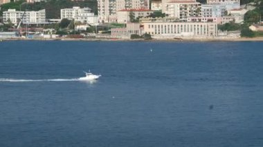 Güzel Korsika kıyı şeridi dağları, yeşil tepeleri, mavi deniz kumsallarını ve gün ışığında kıyı köylerini gösteriyor. Huzurlu Akdeniz ada seyahati manzarası.