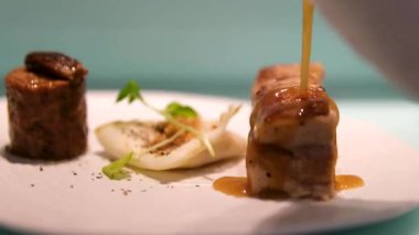 Bulaşıklarda ayrıntıları sunan haute mutfağı sunumu. Şef elleri tabağa karides koyar. Restorandaki beyaz tabağı kapat. Michelin restoranında yemek. modern yemek.