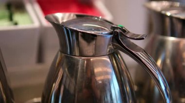 Bakır kafesten Türk kahvesi yapmak. Yüksek kalite 4k görüntü