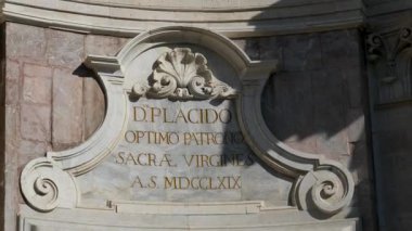 San Placido Kilisesi, Catania Sicilya İtalya tarihi barok mimari seyahat ve din konsepti üzerine altın harflerle antik Latin yazıtlarını kapatın..