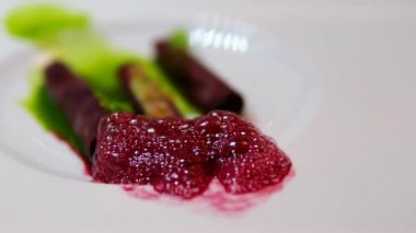 Virgin Voyage Test Mutfağı kırmızı köpük dokusunda servis edilen pancar tabanlı moleküler köpük yemeğinin ağız sulandırıcı görüntüsü pancar süsü sanatsal kaplama gurme seyahat deneyimi.