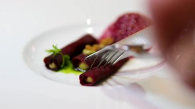 Canlı pembe moleküler köpükle kaplı pancar tabağının yakın çekimi modern sanatsal mutfak zarif tabağı sunumu yaratıcı mutfak deneyleri hassas doku.