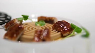 Kremalı carbonara soslu, şeffaf soslu, şeffaf soslu, sanatsal deniz ürünleri füzyon tabaklarıyla serpiştirilmiş, yumuşak çikolatalı makarna tabağı..