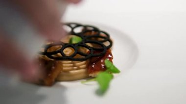 Kremalı carbonara soslu, şeffaf soslu, şeffaf soslu, sanatsal deniz ürünleri füzyon tabaklarıyla serpiştirilmiş, yumuşak çikolatalı makarna tabağı..