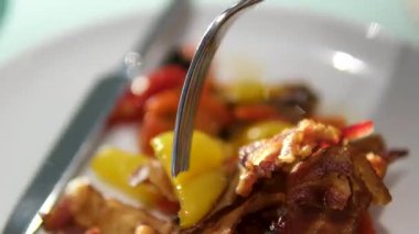 Domuz pastırması ve yumurta yanında çatal ve bıçak dilimleme sosisi, doğal gün ışığı, sığ odak. Yüksek kalite 4k görüntü