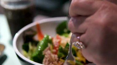 El Kadın Şefi Yeşil Salata, Millet, Yengeç Çubuğunu Cam Kasede Karıştırıyor. Kahvaltı taze salatası ve temiz sebze çiğ yiyebilir. Salata karışımında besleyici ve enzimler yeşil sebze konservesi bırakır .