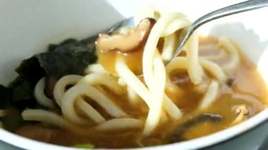 Erişte çorbası kasesi baharatlı Asya erişte kasesi... Çin erişte çorbası içiyorum. Sebzeli Lezzetli Hazır Erişte. Asya yemeği pişirme. Çabuk kurutulmuş sebzeli Ramen. Çince.