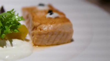 Tuz ve baharatlı ızgara somon, brokoli, domates, koyu beton kaplama pirinç. Yüksek kalite 4k görüntü