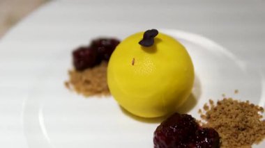 Güzel bir restoranda zarif bir şekilde servis edilen gurme tatlısında kare kremalı pasta, sanatsal süslerle, mutfak ve yemek sunumu kavramları için idealdir. Yüksek kalite 4k görüntü