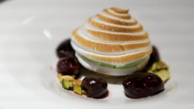 Ahşap masada çırpılmış yumurta beyazını limonlu pastaya sıkıştıran kadın, yakın plan. Kremalı tatlı yapıyorum. Yüksek kalite 4k görüntü