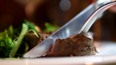 Kırsal tasarım New York et stili biftek fileto, sıcak kırmızı biberli, Gravy tekne biber değirmeni ve çatal bıçak takımında çay fincanı ketçapıyla servis ediliyor. .