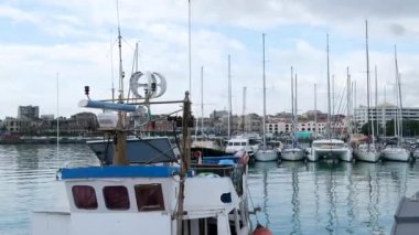 Catania Sicilya limanına yanaşmış tekne ve yatların huzurlu manzarası berrak mavi su günışığıyla ve rahat Akdeniz havasıyla.