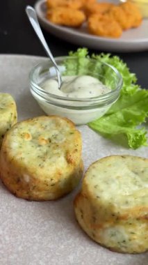 süzme peynirli krepler ve ıspanaklı taze vejetaryen yemeği, üzerine keskin bir sos serpilmesi ve yanında çıtır sebzeler ile birlikte sevilmeye hazır. Lezzetli vejetaryen yemeği. 4k