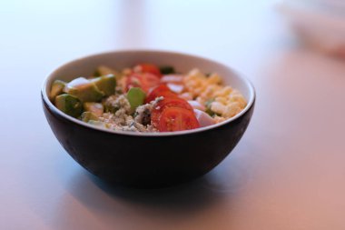 Izgara tavuk eti ve taze sebze salatası. Domates, avokado, marul ve ıspanak. Sağlıklı ve detoks gıda konsepti. Ketogenik diyet. Beyaz arka planda Buda çanağı.