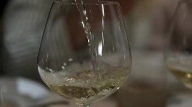 Kadehte sallanan ve dönen beyaz şarap. Yüksek kalite 4k görüntü