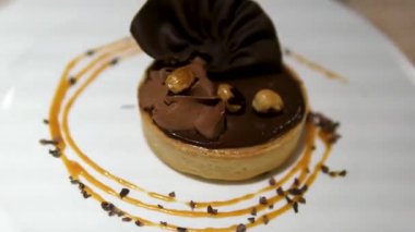 Lezzetli bir tatlı, Kahve Fındıklı Kremalı Turta. Espresso tozu, çikolata kabuğu ve ezilmiş fındıkla dolu. Çikolatalı espresso kekinin üstüne fındık ekliyorum. .