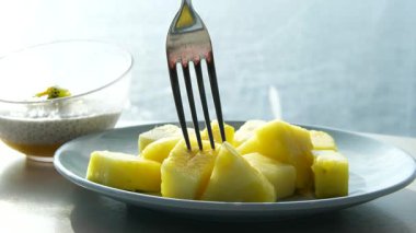Ananas parçaları çatalla ananas halkalarını parçalara ayırdı. Konserve ananasla yemek pişirmek. Yüksek kalite 4k görüntü