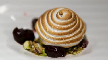 Şefin limonlu turtanın üstündeki kremayı kahverengileştirmek için kaynak makinesini kullandığı klipsi kapat. Yüksek kalite 4k görüntü