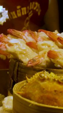 Ahşap buharlı buharlı kapaklı makroda bir sürü dim sum. Buhar Tekniği. Çin tatlıları. Karides, balık ve etli Dimsum. Bir kafede yemek. El yapımı. Hamurda karides