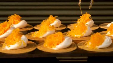 Geleneksel Vietnamlı Banh Trang Nuong sokak ızgarasında yumurta, rendelenmiş havuç, yeşil soğan ve sosla pişiriliyor. Nam-ı diğer Vietnam pizzası. 