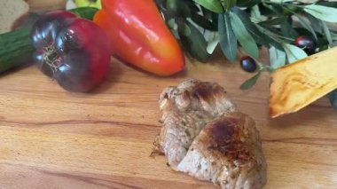 Bıçak sıcak rostoyu keser, suyu akar. Şef mükemmel et dilimini servis ederken rostodaki mükemmel bilyeye tanık olun. Vurgula. Yüksek kalite 4k görüntü