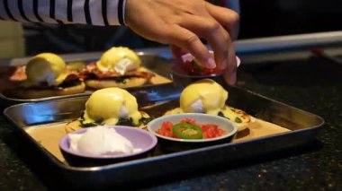 Sağlıklı kahvaltı tostu roka, somon, haşlanmış yumurta, avokado ve mikroyeşillik. Restoranda lezzetli bir sandviç. Brunch konsepti. - Benedict usulü yumurta.