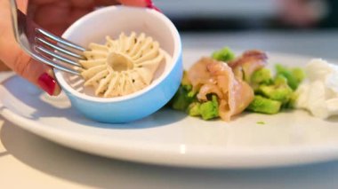 Mutfakta iştah açıcı bir peynir tabağı hazırlayan, küflü mavi peynir kesen ve meyve ekleyen bir kadın. Yüksek kalite 4k görüntü