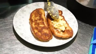 Peynirleri yumurtanın içinde pişmiş sandviçle eritiyoruz. Kahvaltıda peynirli tost. Yiyecekler. Yüksek kalite 4k görüntü