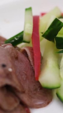 Nefis Pekin ördek gözlemesi. Lezzetli ördek dilimleri, taze salatalık, taze taze taze soğan ve Çin mutfağında lezzetli bir deneyime hazır hoisin sosu..