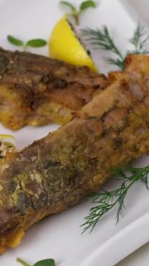 Sos soslu ve limonlu kızarmış balık. Yüksek kalite fotoğraf