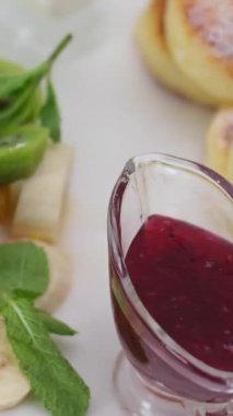 Krep 'in içine karamel şurubu döküp sonra da nane yapraklarıyla süslemek. Naneli ve şuruplu krep yaptım. Sos ve nane yapraklı krep. Yüksek kalite 4k görüntü