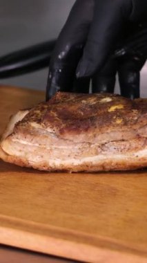 Izgarada kızarmış et. Domuz bifteği, açık ateşte ızgara. Yüksek kalite 4k görüntü