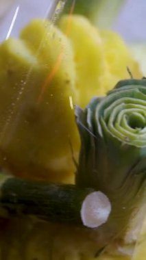 Mutfakta ananas dilimliyorum. Yüksek kalite 4k görüntü